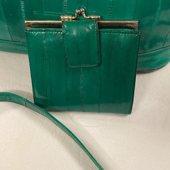 Elegant Green Shoulder Bag - Picture 2 of 7